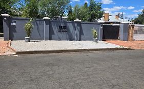 Oasiselfcatering Guest House